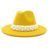2020 Mujeres Borre ancho imitación de lana fieltro sombreros fedora iglesia de moda fiesta de vestidos femenino hat perla decoración de cintas blancas 5526891