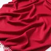 Vente en gros et hiver nouvelle écharpe cadeau Oumeifeng femmes couleur pure châle chaud fabricants à double usage en gros