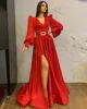 Skromna linia Red Evening Prom Dress V Neck Z Długim Rękawem Satin Party Dress Długość podłogi Sash Split Szata De Soirée