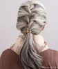 Elegante cola de caballo recta gris plateada postizo reflejos naturales tinte de aspecto natural trenzas francesas trenzas holandesas peinado gris de moda