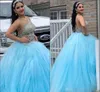 Nyaste blå himmel quinceanera klänningar halter ren nack illusion tillbaka pärlor kristall applicerad tyll söt prom boll klänning