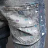 Stretch Design Denim Biker Jeans 2021 dla Męskie Slim Fit Malowane Patch Test Neg Cowboy Spodnie Mężczyzna