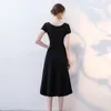 Czarne satynowe krótkie sukienki koktajlowe 2019 Długość kolanowa sukienka impreza Nowe proste suknie wieczorowe 2 styl1925735