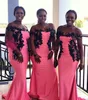 Sydafrika Plus Storlek Bridesmaid Klänningar Svart Appliques Off The Shoules Mermaid Bröllop Gästklänning Billiga Maid of Honor Gowns Satin