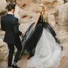 Vintage 2022 schwarz-weiße Gothic-Hochzeitskleider mit tiefem V-Ausschnitt, ärmelloses Spitzen-Top, Tüllrock, Strand-Brautkleider, rückenfreie Brautkleider