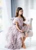 Goedkoop gelaagde High Low Flower Girl -jurken voor bruiloft Bateau Neck Peuter Pageant -jurken met Cap Mouwen Feather Tule Kids Prom Dress 407