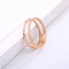 Dedo índice de anillo de dama de oro rosa de acero inoxidable de alta calidad Hollow out micro-inserto de doble capa taladro boda anillo de mujer ancho 5.6MM