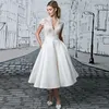 2023 Abito da sposa corto con scollo a V Robe De Mariage Appliques Pizzo Lunghezza tè Illusion Abito da sposa Vestido De Novia