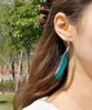 Ny varm Popular Retro National Style Feather Earrings Lång Handgjord Personlighet Enkel Fashion Classic Utsökt Elegans