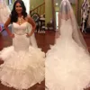 Amazing Beaded Mermaid Lace Bröllopsklänningar Sweetheart Neck Tiered Bridal Gowns med sash Sweep Train Trumpet Tulle Robe de Mariée