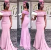 새로운 저렴한 아프리카 흑인 소녀 인어 신부 들러리 드레스 핑크 오프 어깨 레이스 아플리케 컨트리 스타일의 하녀 명예 웨딩 게스트 드레스