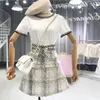 Nowy 2019 Lato 2 sztuk Zestaw Kobiet Moda Krótki Rękaw Białe Koszulki + Tweed Przycisk Plaid Tassel A-Line Spódnica Damska Set Set Set