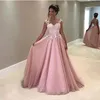 Nowy Różowy Sexy Prom Dresses V Neck Cap Rękawy Koronkowe Aplikacje Illusion Tulle Sweep Pociąg Specjalne okazje Formalne Party Dress Suknie Wieczorowe