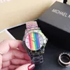 Orologio di marca di moda Uomo Donna Ragazza stile arcobaleno Cinturino in metallo con cinturino in acciaio Orologi da polso al quarzo M93