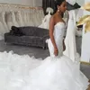 Abiti da sposa a sirena con perline di lusso Abiti da sposa con applicazioni di pizzo a cuore Abiti da sposa taglie forti con strascico da cattedrale