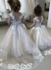 kostenloser Versand Blumenmädchenkleider mit Spitzenapplikationenkleid Erstkommunionkleid für Mädchen individuell