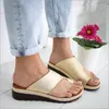 Venda Quente-Mulheres Comfy Plataforma Sandal Sapatos Pés Corrigir Rua Engrossada PU PU Couro Datando Compras Flat Sola Mulheres