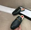 2021 Gerçek Deri Sandalet Kadın Erkek Ayakkabı Terlik Flip Flop Yumuşak Dana Tembel Lüks Tasarımcı Metal Toka Plaj Katırları Klasik Açık Loafer Slip-On COX W321