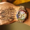 男性は時計を見る完全なスチールダイヤモンドカレンダーユニセックスクォーツ腕時計のための男の手首の時計