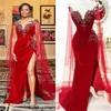 Vestidos de noche para niñas africanas de sirena roja con abrigo largo de tul 2020 Vestidos de fiesta con abertura lateral y encaje con cuello de joya transparente