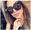 Hela 2019 Kim Kardashian Solglasögon Lady Flat Top Eyewear Lunette Femme Women Luxury märkta solglasögon Kvinnor Rivet Sun Glass203k