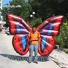 Kleurrijk Walking opblaasbare vlindervleugelkostuum 2m Multicolor draagbare vlinder voor vakantieparade en podium Decoratie
