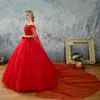 Neue rote Ballkleid-Gothic-Brautkleider mit schulterfreiem Umhang, perlenbesetzte Spitzenblumen, bodenlang, farbenfrohes Brautkleid, nicht traditionell