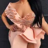 Blozen roze arabische zeemeermin avondjurken dij hoge spleet parels een schouder sexy prom feestjes tiered ruches vestidos de gala