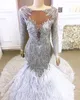 Lyxiga glittrande afrikanska spetspärlade kristaller sjöjungfru brudklänningar fjäder ren nacke sexiga bröllopsklänningar 407