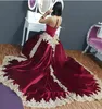 2020 Burgundy Sheer Neck Árabe Vestidos Dubai casamento pura de volta o ouro Train destacável Lace frisada Sereia casamento vestidos de veludo vestido de noiva