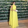 Abendkleider Dubai Formalna sukienka Kobiety Elegancki Szyfon Ruched Wysoka Neck Cape Yellow Evening Dress Vestido Longo Festa