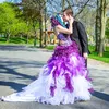 Vintage fioletowo-białe gotyckie sukienki ślubne bez ramiączki koronki organza marszki wielopoziomowe koronkowe sukienki na wsi.