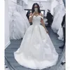 2019 Elegante fuera del hombro Una línea de vestidos de novia Apliques de encaje Satén Tren de barrido Por encargo Más tamaño Jardín Vestido de novia