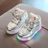 Novo Design 2017 Nova Criança Bebê Moda Sneakers Estrela Luminosa Criança Casual Colorido Light Sapatos Bebé Meninas Sapatos