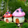 かわいいマイクロ漫画のキノコの家の妖精の庭の苔のテラリウム樹脂の工芸品の装飾の杭工芸品