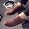 Stile britannico primavera nuove scarpe da uomo in vera pelle scarpe brogue intagliate con lacci intagliate uomini d'affari scarpe oxford scarpe eleganti da uomo