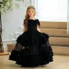 Chic Black Feder Blumenmädchen Kleider für Hochzeitsbilder Kleinkind Festzug Kleider Batteau Hals bodenlange gekräuselte Tulle Kids Prom Kleid 407