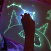 Disegna con la luce Divertimento da tavolo da disegno Giocattoli Forniture per la pittura Giocattoli per bambini Magic Draw Educational Creative Home Lavagna per scrivere a mano luminosa