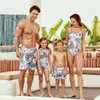 Bijpassende familie-outfits Nieuwe zomerse bloemenprint Bijpassende lichtblauwe familie-look