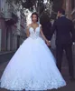 Turcja Wspaniała Biała Koronka Linia Suknie ślubne Arabski 2019 Sexy V Neck Aplikacje Court Train Garden Wedding Bridal Ball Suknie