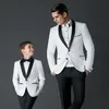 Vit Tuxedo för Groom Mens Bröllopskläder för Slim Fit Blazers Fader And Boys Beach Garden Wedding Prom Business Passar Bästa Man Blazer
