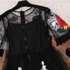 Luxe jurk nieuwe 2018 zomer mode ontwerper nieuwe elegante bloem borduurwerk appliques zwart mesh slanke vrouwen vintage lange jurk T5190615