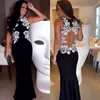 Impresionante vaina Vestidos de noche negros Apliques de encaje blanco Cuello de joya Sin mangas Longitud total Espalda abierta Vestidos largos de fiesta de graduación formales