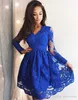 Элегантный Royal Blue Blue A Line Homecoming Платья с длинным рукавом кружева V-образным вырезом Аппликация Скапендированная длина коктейля для коктейля Платье для вечеринка с коротким выпускным платьем