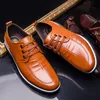 Nuove scarpe di cuoio di esplosione Britannici transfrontalieri di grandi dimensioni casual moda coreana degli uomini di moda