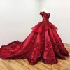 الأحمر الداكن معطلة الكتف الكرة بثوب Quinceanera فساتين 3D الزهور يزين الاجتياح قطار مساء الحفلة الراقصة الحزب الرسمي ثوب