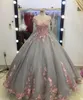 2020 새로운 도착 섹시한 Quinceanera 드레스 깎아 지른 목 레이스 3D 아플리케이션 회색 얇은 명주 그려 얇은 착용감 달콤한 16 파티 댄스 파티 드레스 이브닝 가운