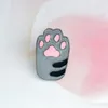 Panna Zoe Emalia Pin Cute Cartoon Orange White Cat Kotek Paw Broszka Szpilki DIY Odznaka Prezent Biżuteria Dla Kobiet Dziewczyna Dzieci