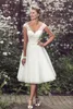 Tappning 50s stil Kort spets Bröllopsklänningar V Neck Lace Applique Te Längd Beaded Bridal Bröllopsklänningar med Knappar
