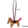 Hoge kwaliteit gepersonaliseerde custom tag ontwerper sleutelhanger tas accessoires merk pony hanger decoratie pu leer kleine voorwerpen